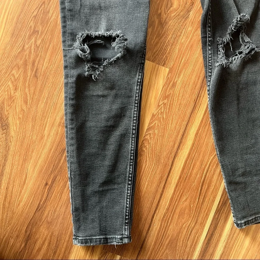 H&M black vintage high rise ripped jeans size 28 - Picture 4 of 5